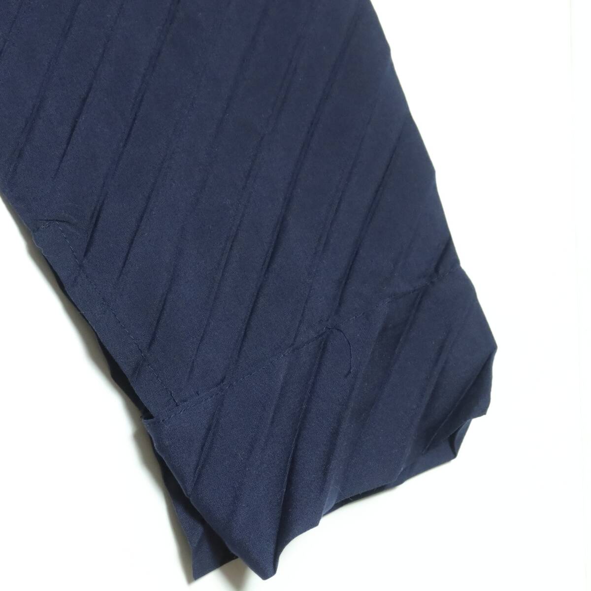 【美品】me ISSEY MIYAKE イッセイミヤケ★個性的でおしゃれ！ 斜めプリーツの長袖シャツ 紺系 z16468_画像4