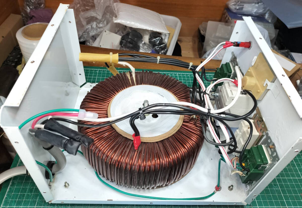 【中古】日動工業製 5KVA 降圧用変圧器 FB-500D 200V → 100/115V【動作品】_画像2