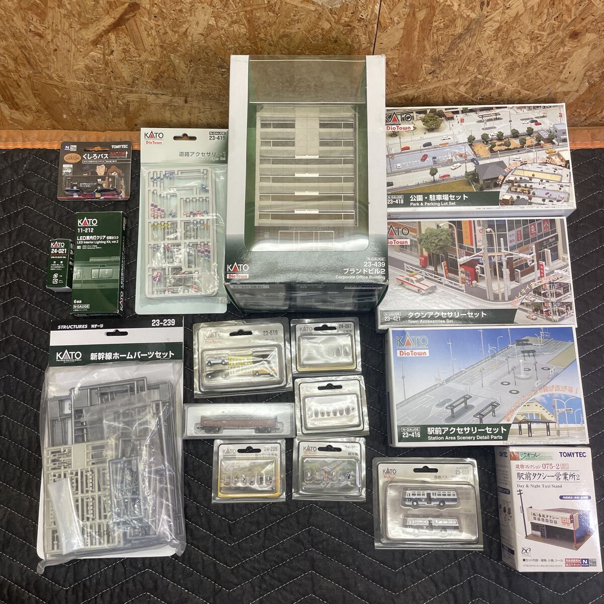 未使用 KATO Nゲージ 鉄道模型 ジオラマ 23-416 駅前アクセサリー 23-421 タウンアクセサリー 23-418 公園駐車場 23-509 23-439 23-519など_画像1