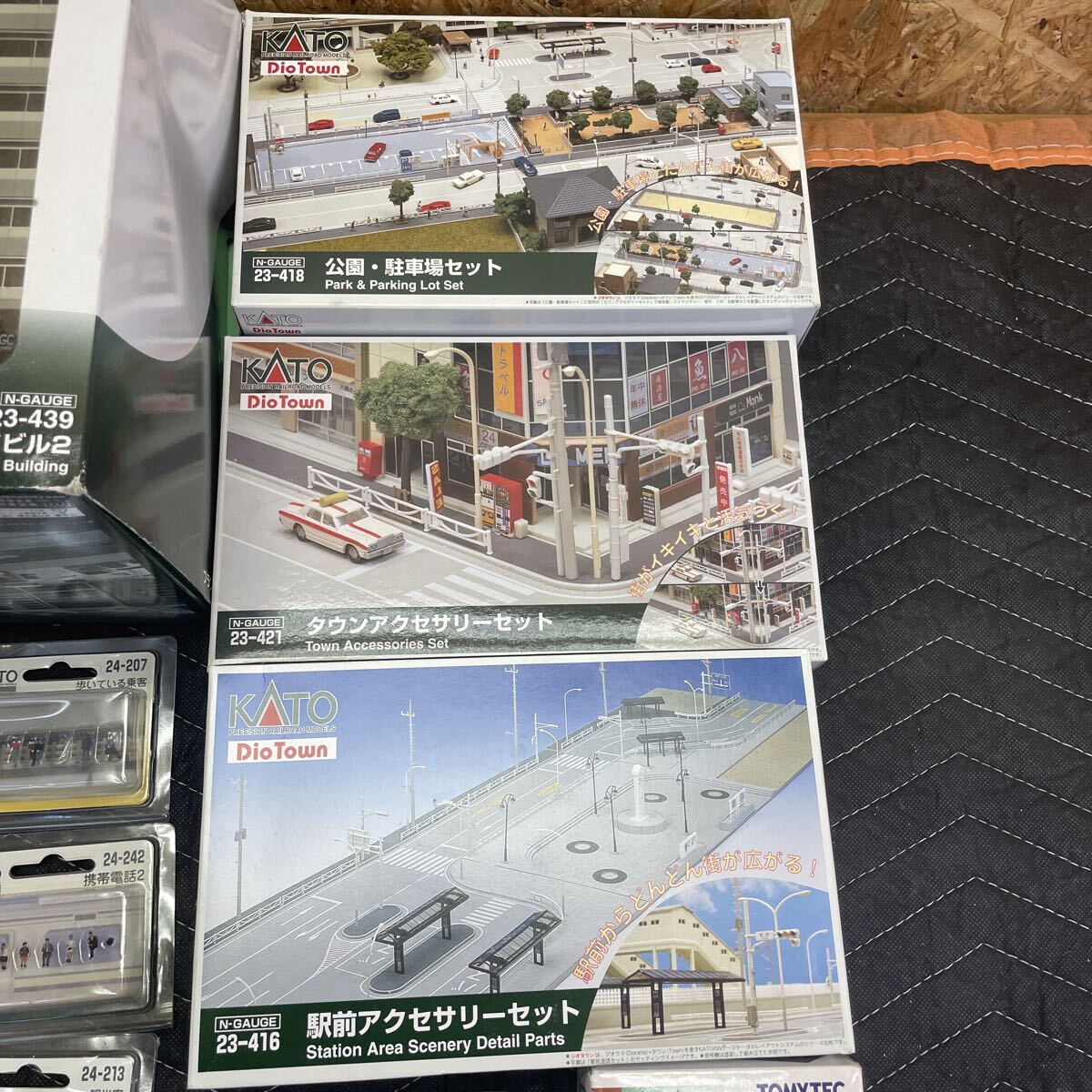 未使用 KATO Nゲージ 鉄道模型 ジオラマ 23-416 駅前アクセサリー 23-421 タウンアクセサリー 23-418 公園駐車場 23-509 23-439 23-519など_画像3
