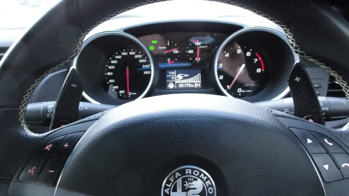 ●KOSHI アルファロメオ　ジュリエッタ 　カーボン 　パドルシフト_画像1