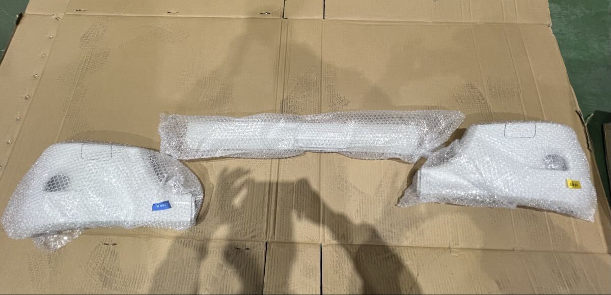 ISUZU いすゞ 純正　白　NJR エルフ フロント バンパー コーナーパネル カバー 左右 中央 3点セット 新車外し_画像1