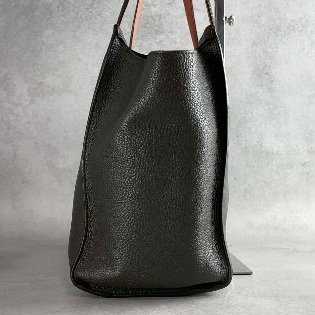  редкий цвет Salvatore Ferragamo Ferragamo большая сумка морщина кожа кожа A4 место хранения плечо .. gun chi-ni Gold металлические принадлежности мужской бизнес 