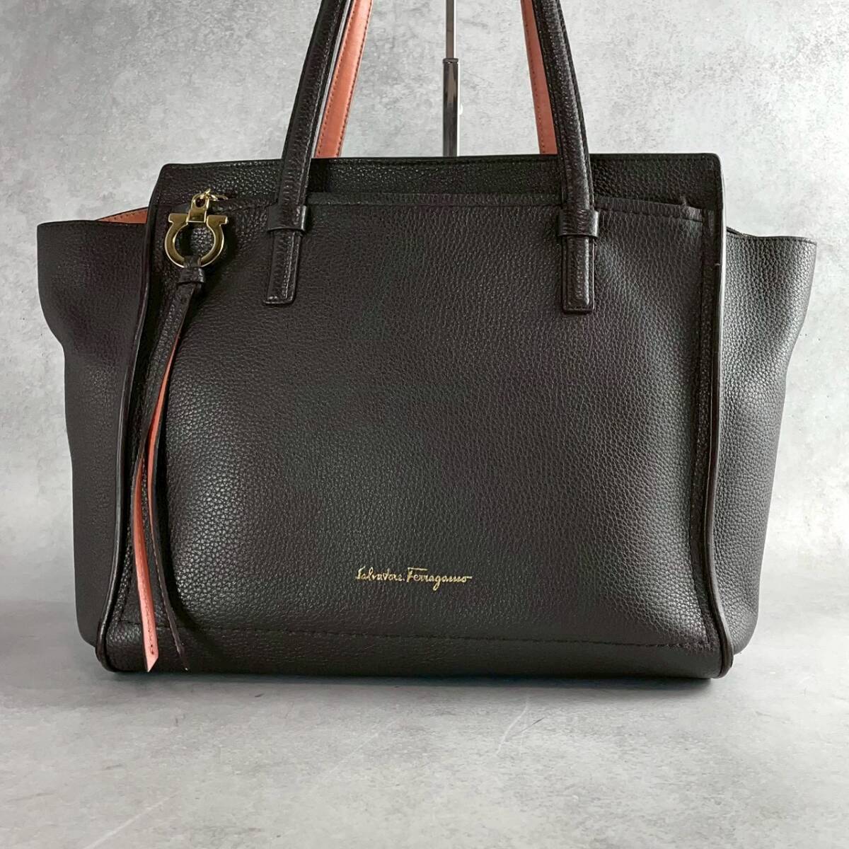  редкий цвет Salvatore Ferragamo Ferragamo большая сумка морщина кожа кожа A4 место хранения плечо .. gun chi-ni Gold металлические принадлежности мужской бизнес 