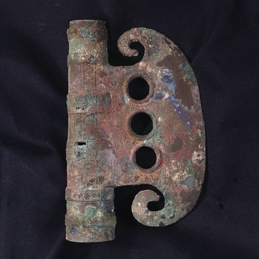 ∇花∇中国高古銅器 殷代後期～西周時代 古代青銅三孔有鉞 古代青銅製武具_画像1