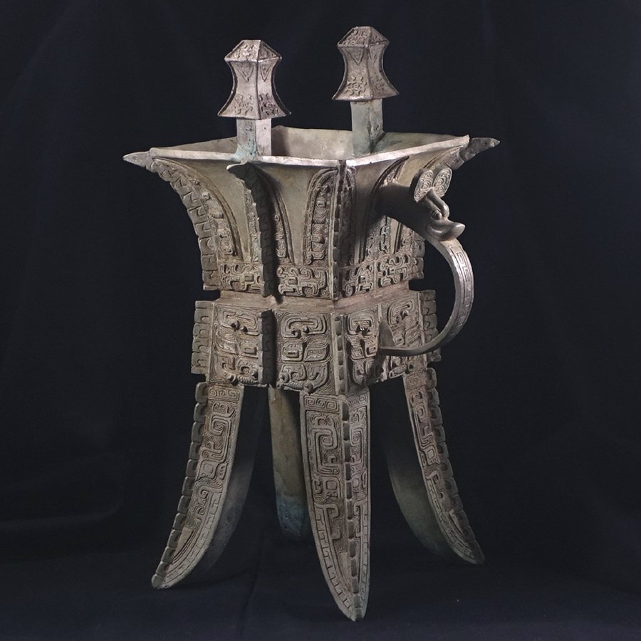 ∇花∇中国高古銅器 紀元前14~前11世紀 殷時代後期 河南省安陽市出土 青銅饕餮文温酒器(カ) 総高36cm 発掘出土品_画像1