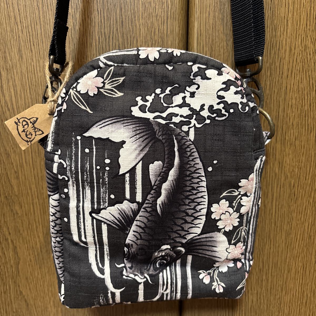 鯉と桜デザインショルダーバッグ 軽くて丈夫 特価_画像2