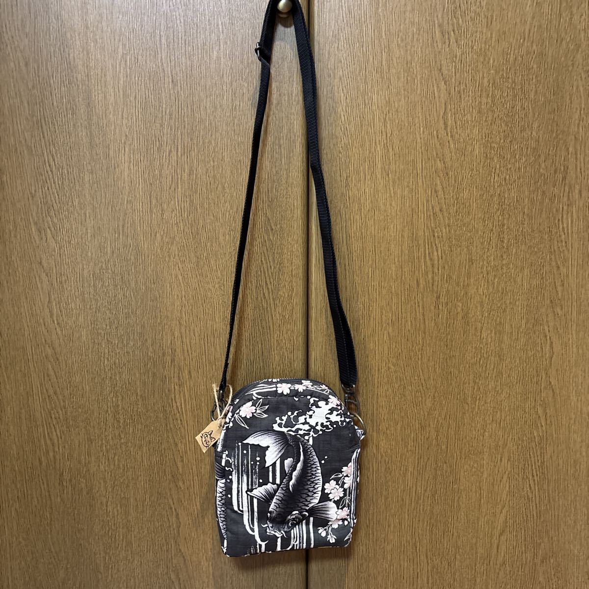鯉と桜デザインショルダーバッグ 軽くて丈夫 特価_画像3