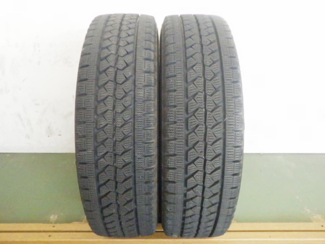 205/70R16 111/109L ブリヂストン 冬 ブリザック W979 中古 7分山 2本SET スタッドレスタイヤ 2022年製 日本製 205/70/16 205/70-16 L19474_画像1