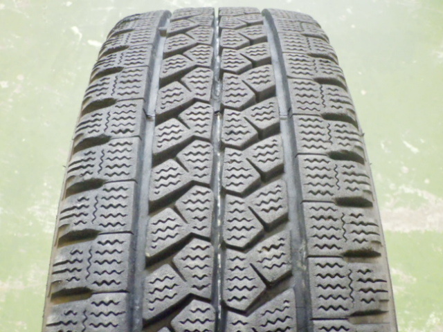 205/70R16 111/109L ブリヂストン 冬 ブリザック W979 中古 7分山 2本SET スタッドレスタイヤ 2022年製 日本製 205/70/16 205/70-16 L19474_画像3