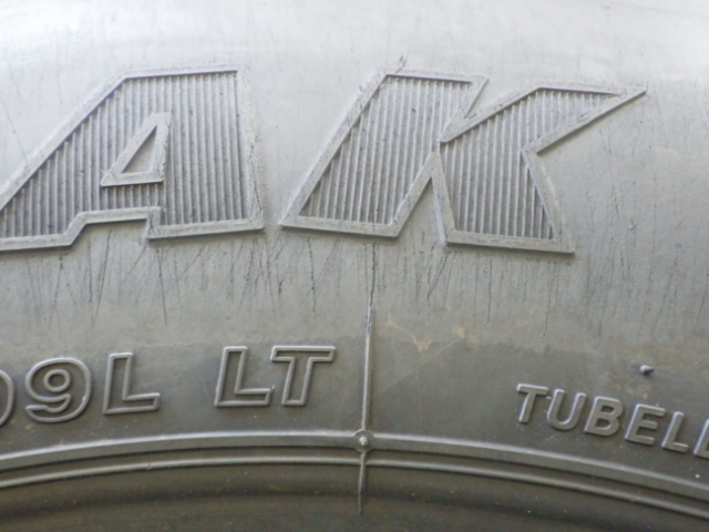 205/70R16 111/109L ブリヂストン 冬 ブリザック W979 中古 7分山 2本SET スタッドレスタイヤ 2022年製 日本製 205/70/16 205/70-16 L19474_画像4