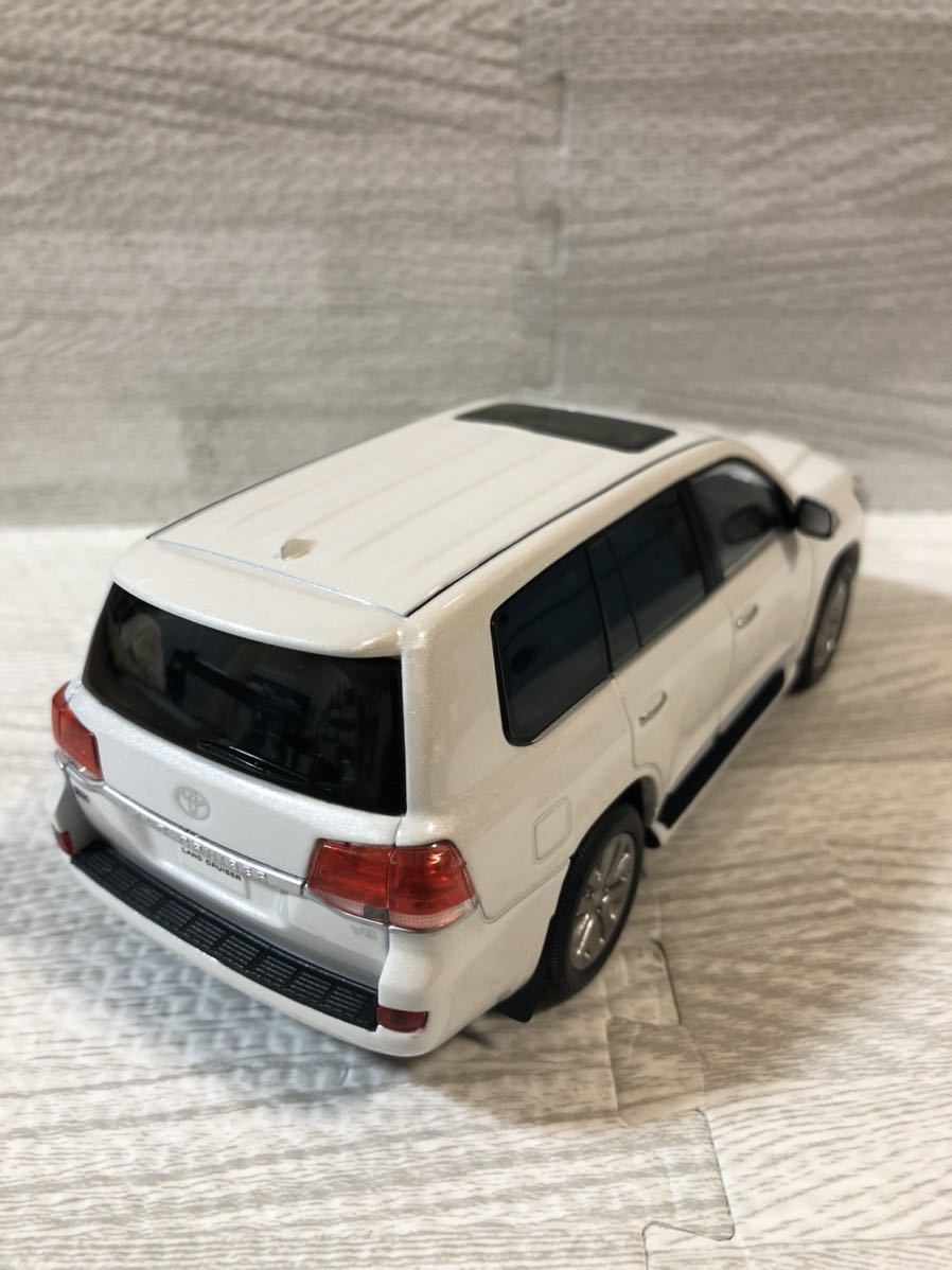 1/30 トヨタ 新型ランドクルーザー 200 カラーサンプル 非売品 ミニカー ホワイトパールクリスタルシャイン_画像2