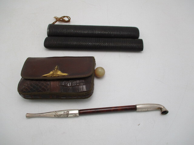 ★☆レトロ アンティーク キセル 煙管 煙管入れ ワニ革 煙草入れ 提げ物 翁 根付 締緒玉 銀吸口 彫刻 虎 笹☆★_画像1