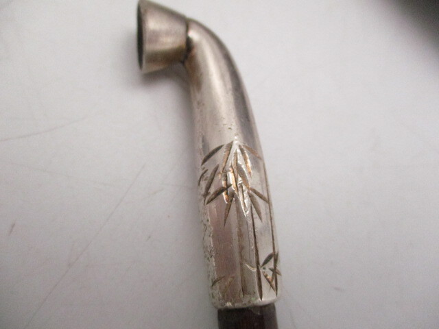 ★☆レトロ アンティーク キセル 煙管 煙管入れ ワニ革 煙草入れ 提げ物 翁 根付 締緒玉 銀吸口 彫刻 虎 笹☆★_画像2