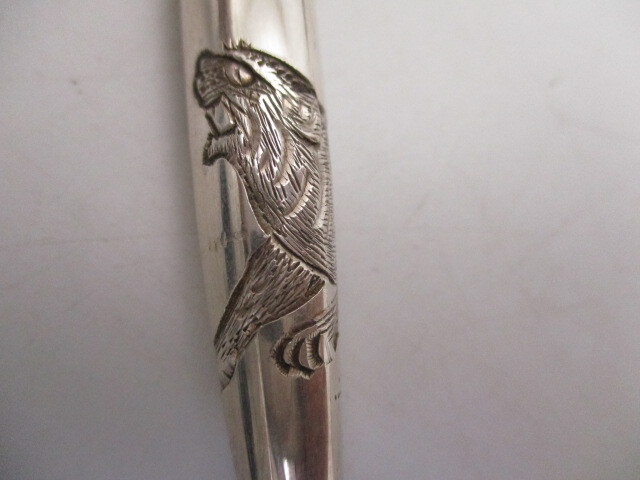 ★☆レトロ アンティーク キセル 煙管 煙管入れ ワニ革 煙草入れ 提げ物 翁 根付 締緒玉 銀吸口 彫刻 虎 笹☆★_画像3