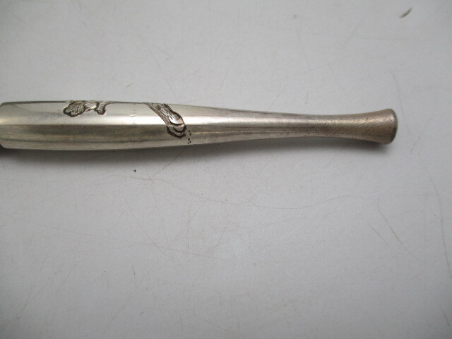 ★☆レトロ アンティーク キセル 煙管 煙管入れ ワニ革 煙草入れ 提げ物 翁 根付 締緒玉 銀吸口 彫刻 虎 笹☆★_画像4