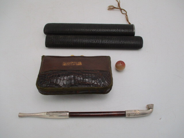 ★☆レトロ アンティーク キセル 煙管 煙管入れ ワニ革 煙草入れ 提げ物 翁 根付 締緒玉 銀吸口 彫刻 虎 笹☆★_画像6