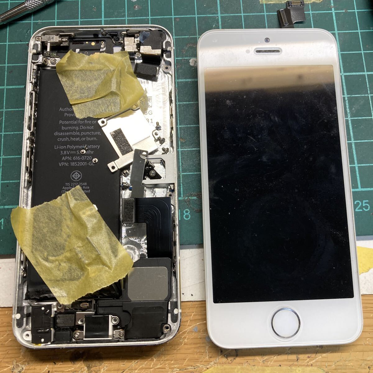 即決 ジャンク品 iPhone 5S(多分) マザーボード欠品 _画像1