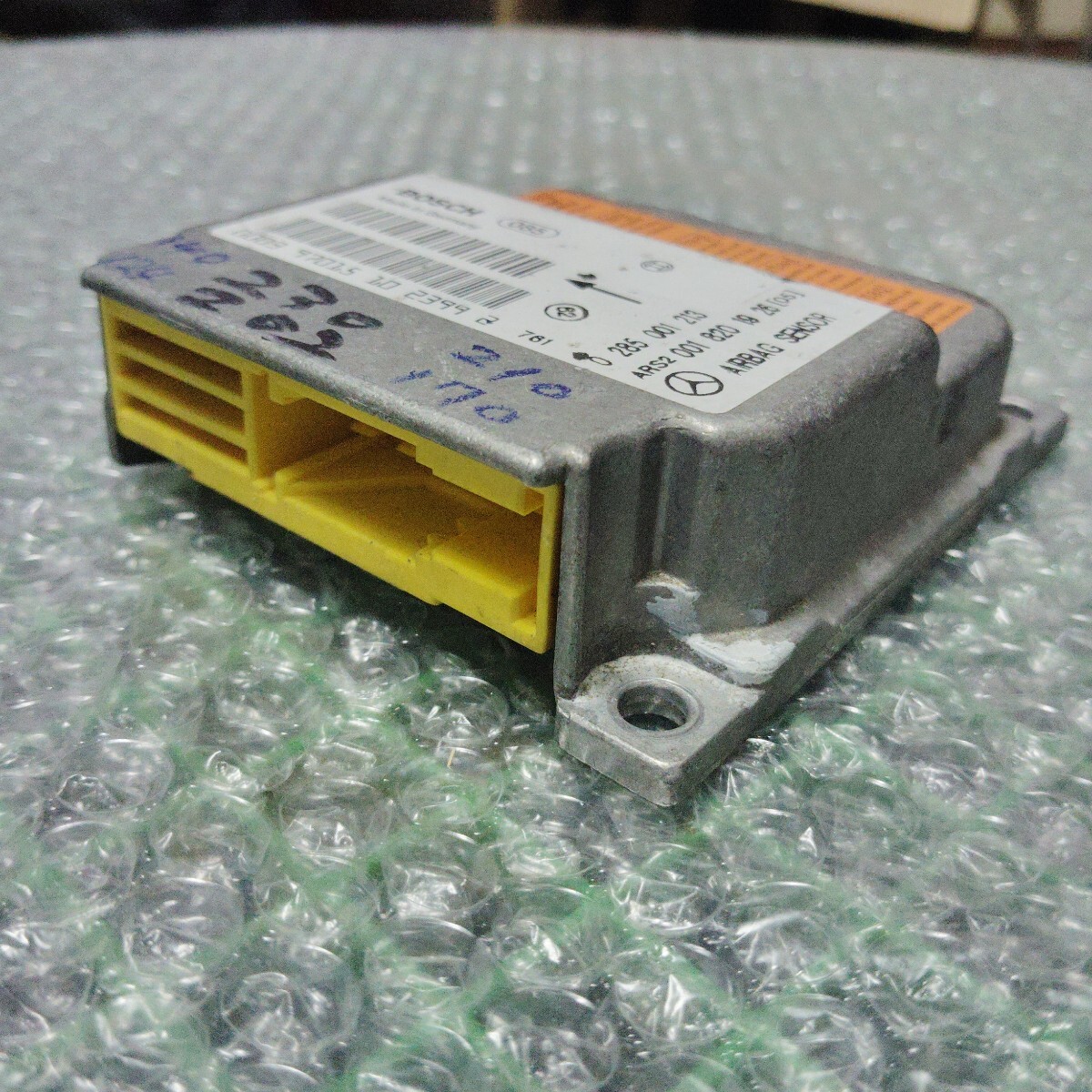 メルセデス・ベンツ エアバックセンサー/SRSモジュールコンピューター 001 820 19 26_画像2