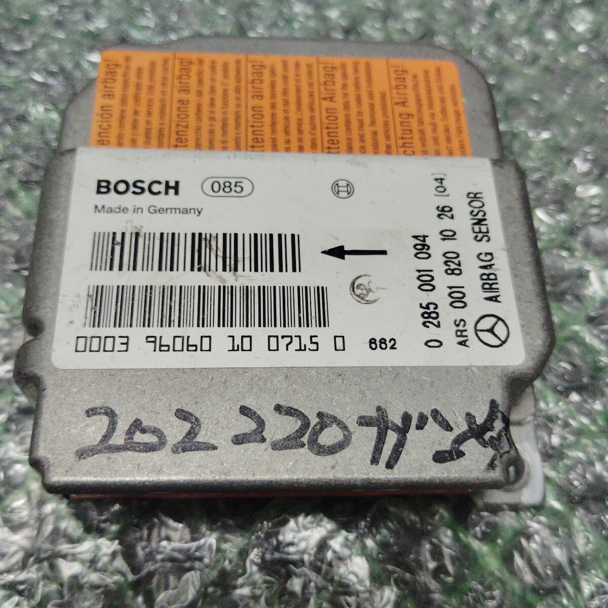 メルセデス・ベンツ　エアバックセンサー/SRSモジュールコンピューター　001 820 10 26_画像1