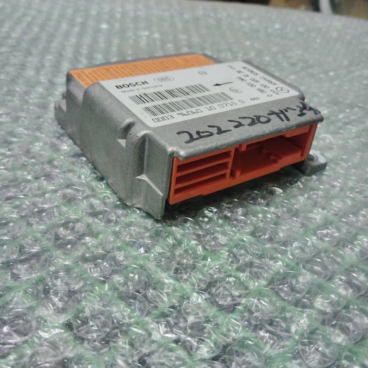 メルセデス・ベンツ　エアバックセンサー/SRSモジュールコンピューター　001 820 10 26_画像2