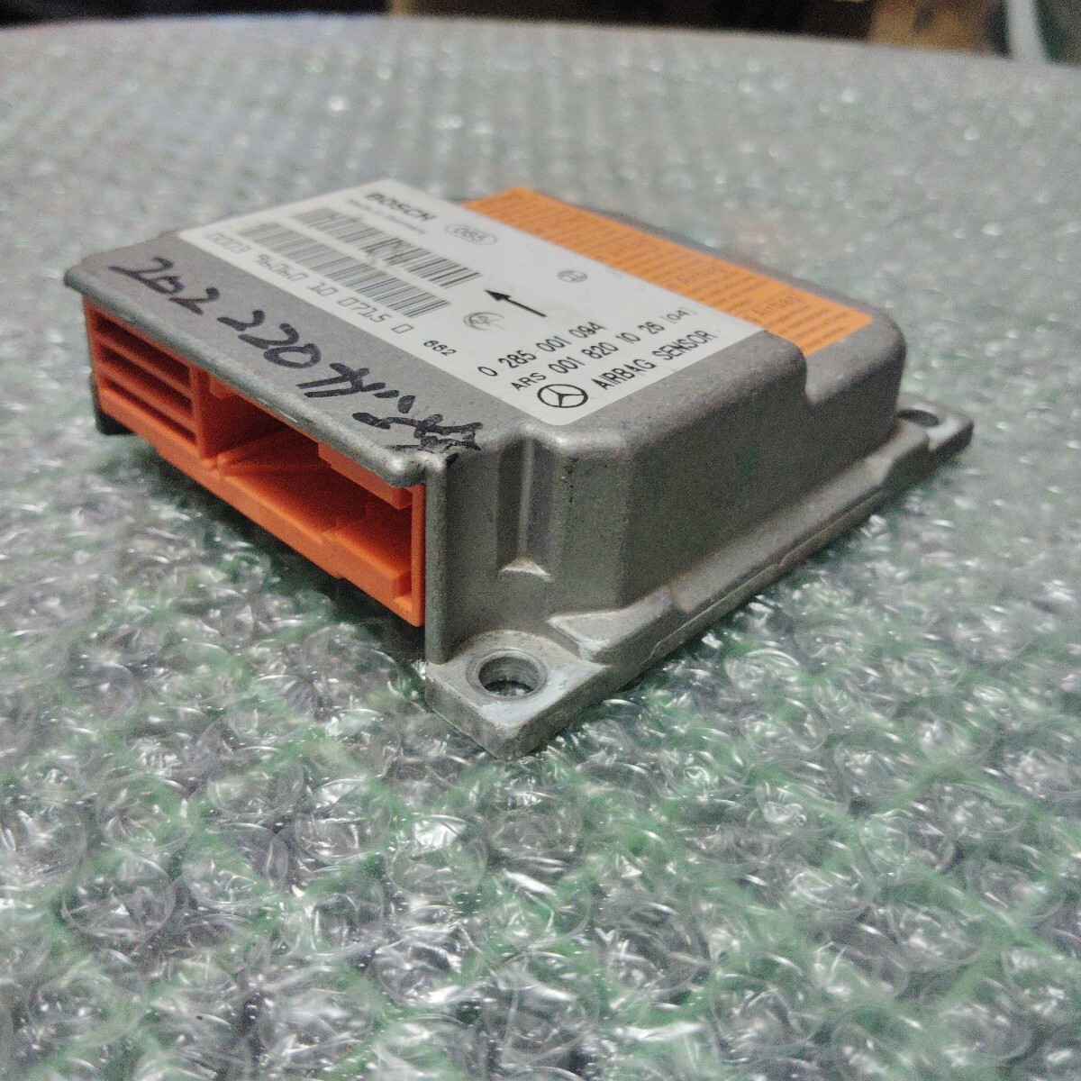 メルセデス・ベンツ　エアバックセンサー/SRSモジュールコンピューター　001 820 10 26_画像3