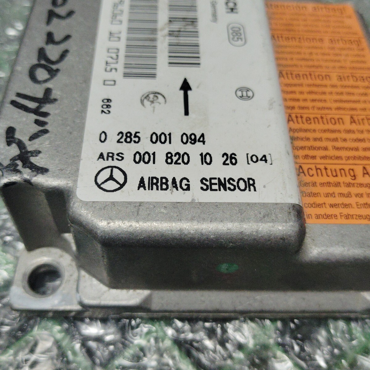 メルセデス・ベンツ　エアバックセンサー/SRSモジュールコンピューター　001 820 10 26_画像8