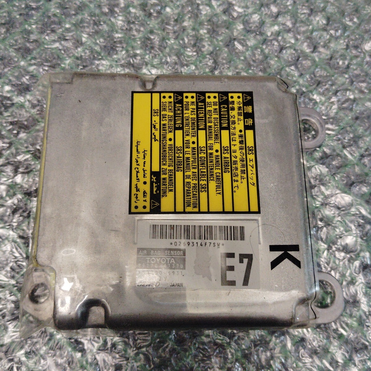 トヨタプリウスDAA-NHW20エアバックセンサー/SRSモジュールコンピューター　89170-47370_画像1