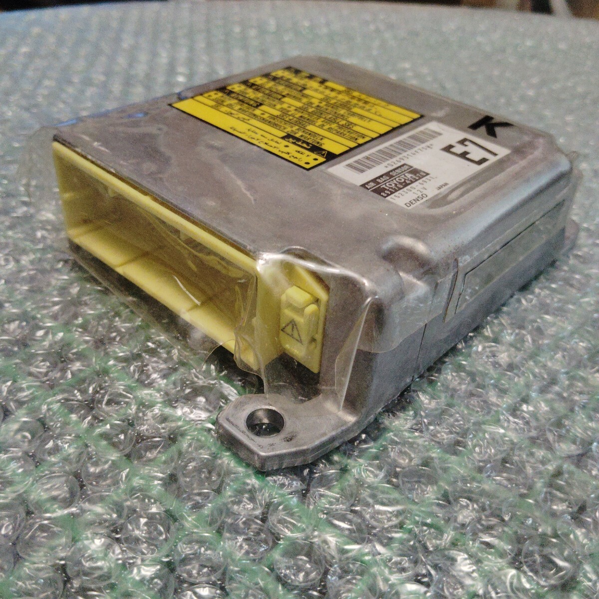 トヨタプリウスDAA-NHW20エアバックセンサー/SRSモジュールコンピューター　89170-47370_画像2