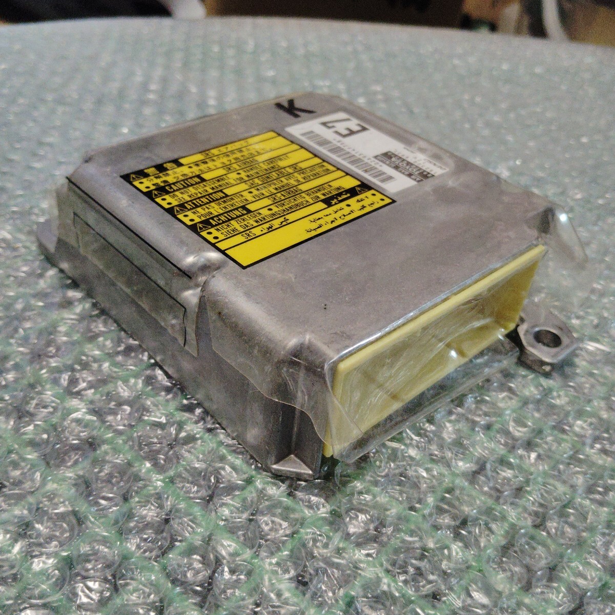 トヨタプリウスDAA-NHW20エアバックセンサー/SRSモジュールコンピューター　89170-47370_画像3