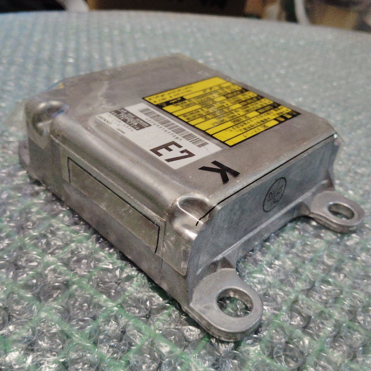 トヨタプリウスDAA-NHW20エアバックセンサー/SRSモジュールコンピューター　89170-47370_画像4