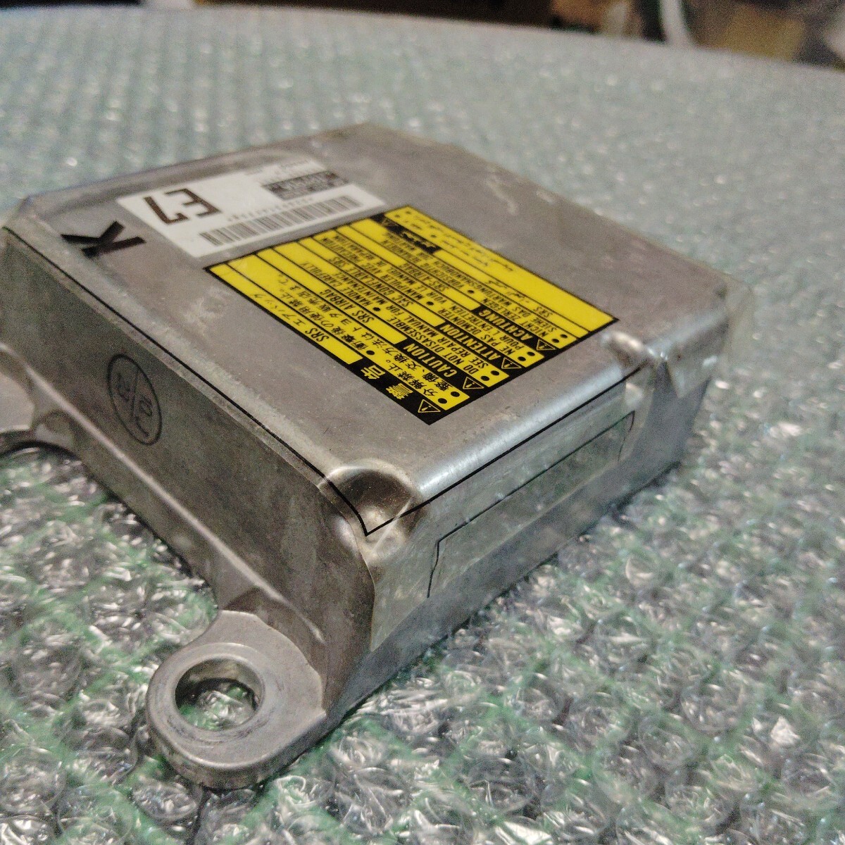 トヨタプリウスDAA-NHW20エアバックセンサー/SRSモジュールコンピューター　89170-47370_画像5