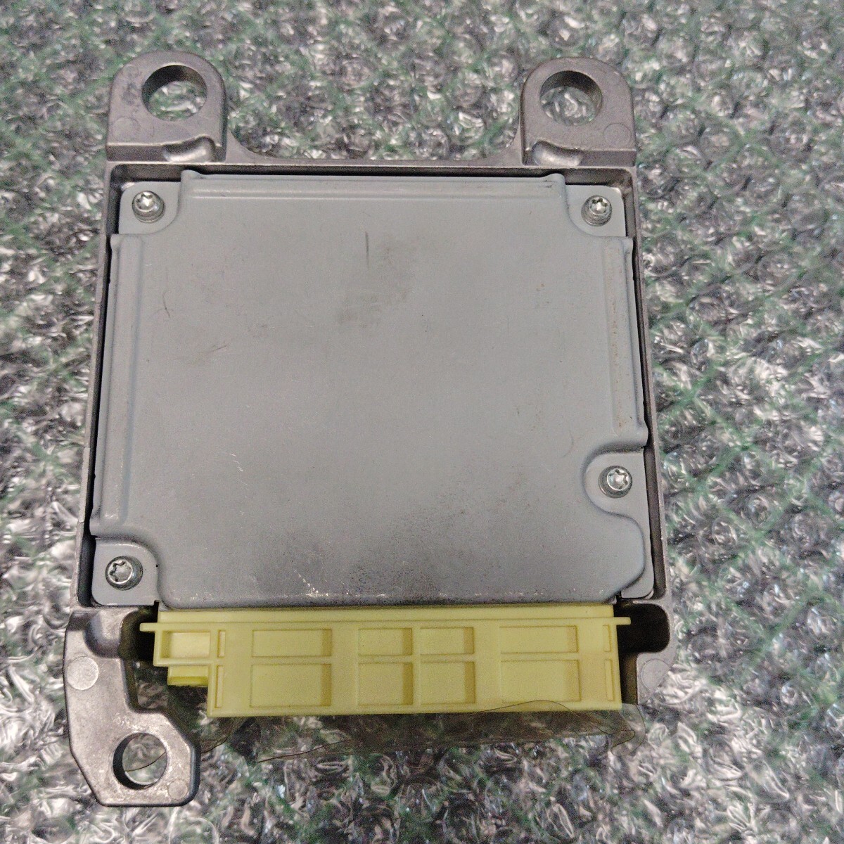 トヨタプリウスDAA-NHW20エアバックセンサー/SRSモジュールコンピューター　89170-47370_画像6