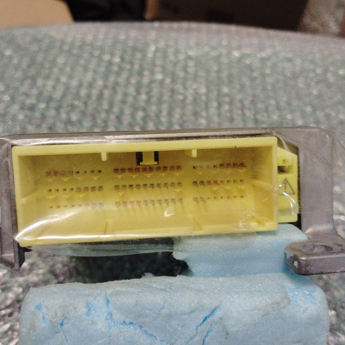 トヨタプリウスDAA-NHW20エアバックセンサー/SRSモジュールコンピューター　89170-47370_画像7