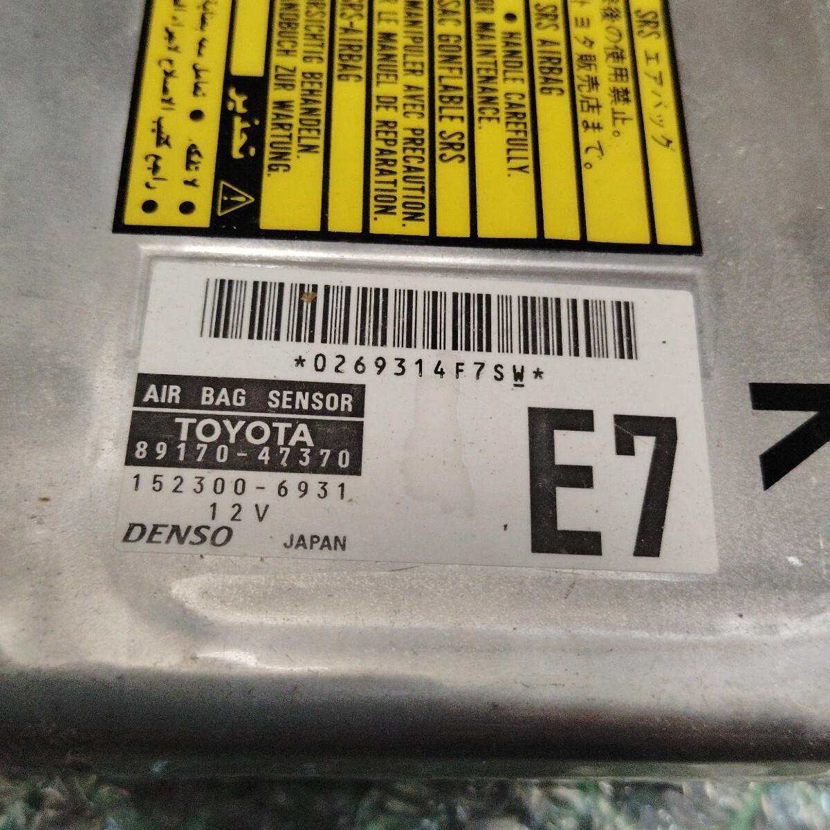 トヨタプリウスDAA-NHW20エアバックセンサー/SRSモジュールコンピューター　89170-47370_画像8