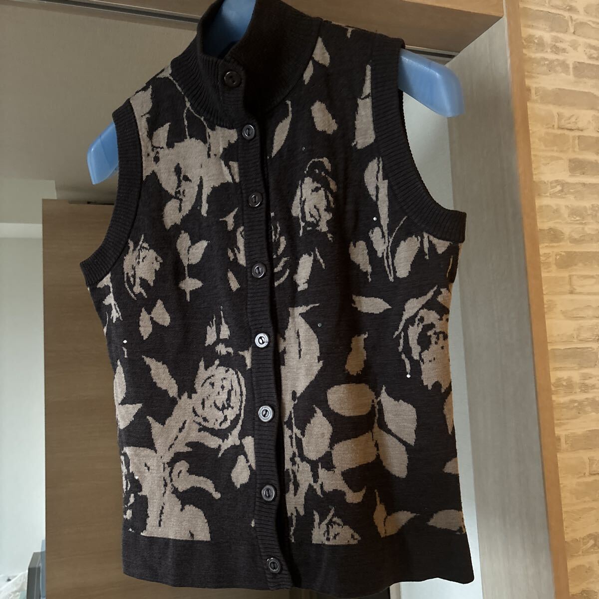 レディース・ ノースリーブ ベスト バラ柄_画像1