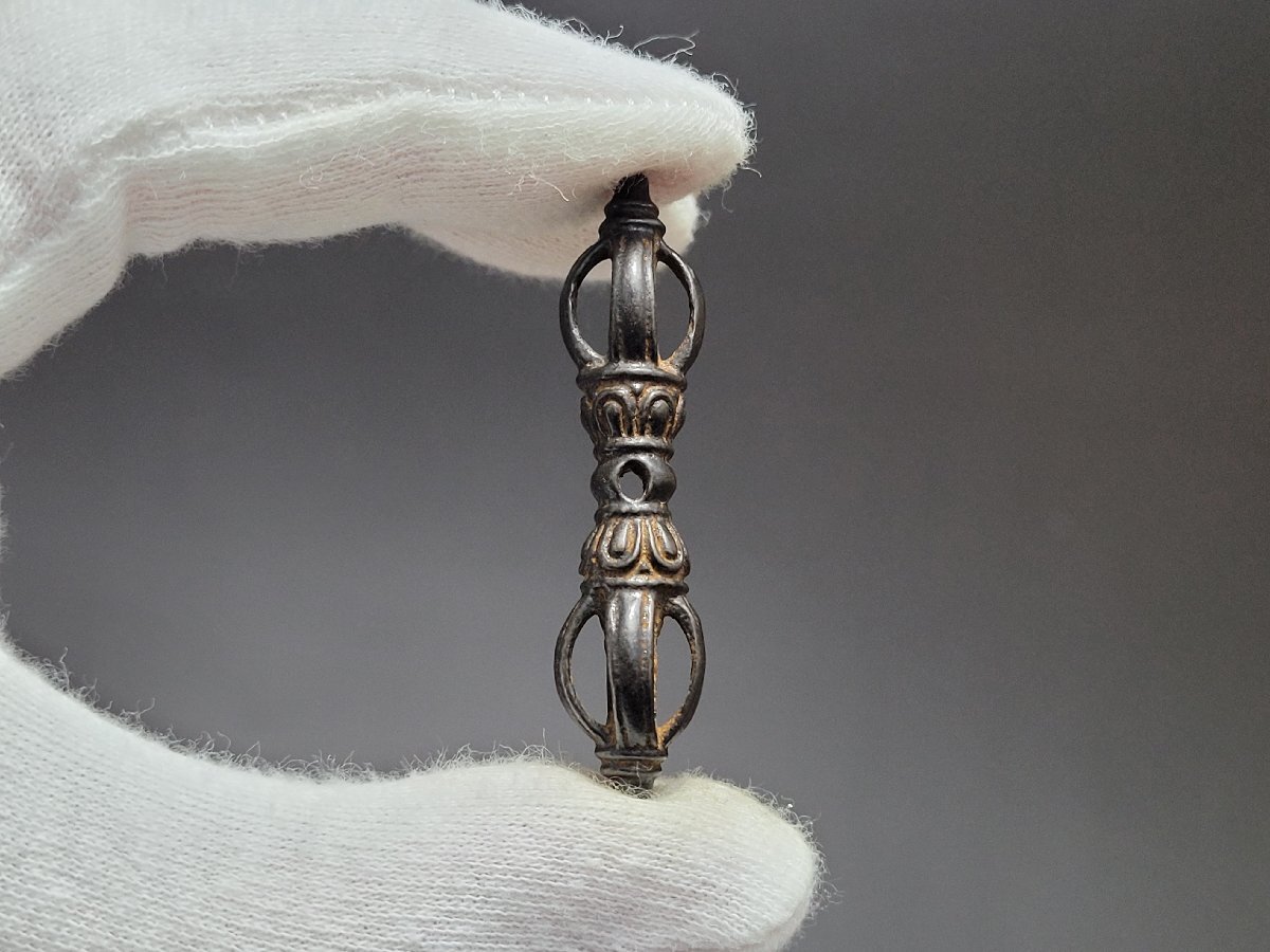 B 鉄製 五鈷杵 天鐵 トクチャ 護身装身具 ペンダント チベット 仏教文物 長さ約 5.1cm / 仏教美術 仏具 法具 佛像 坐像 仏像 置物 唐物_画像1