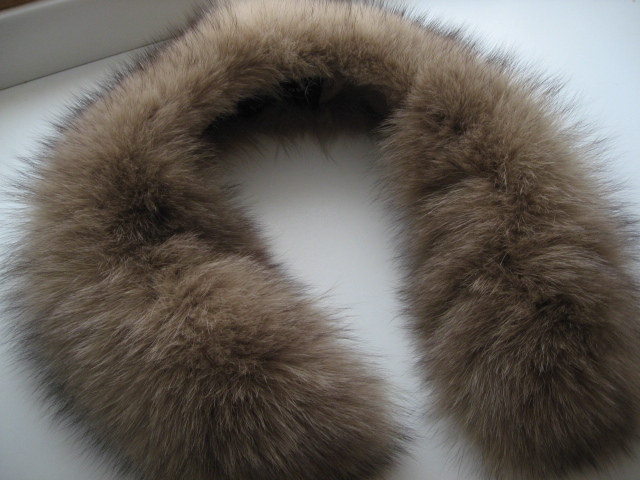 新品未使用 超美品 SAGAフォックス リアルファーマフラー ストール 毛皮 ミルクティ グレージュ 定価6000円以上_画像2