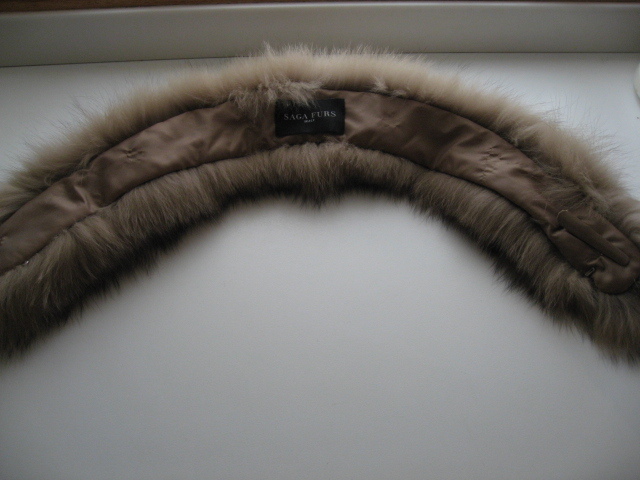 新品未使用 超美品 SAGAフォックス リアルファーマフラー ストール 毛皮 ミルクティ グレージュ 定価6000円以上_画像3