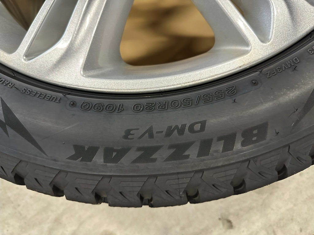 ☆レンジローバー ヴェラール 純正 スタッドレス☆_画像5