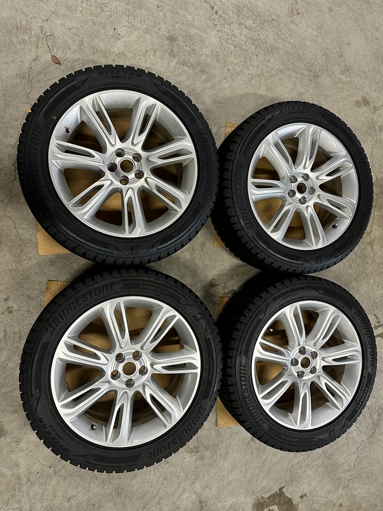 ☆レンジローバー ヴェラール 純正 スタッドレス☆_画像2