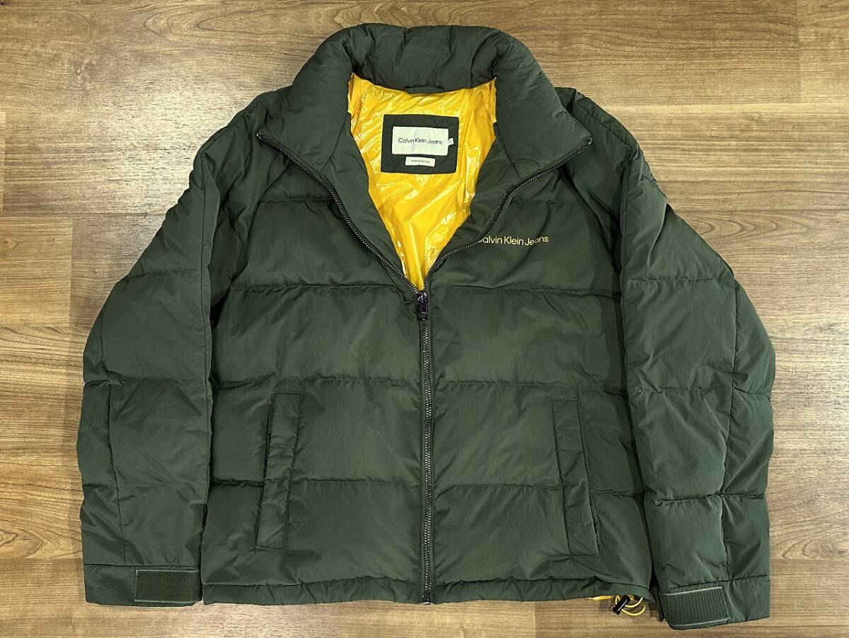 美品 カルバンクラインジーンズ ダウンジャケット XL メンズ グリーン ナイロン ロゴプリント J322258_画像2