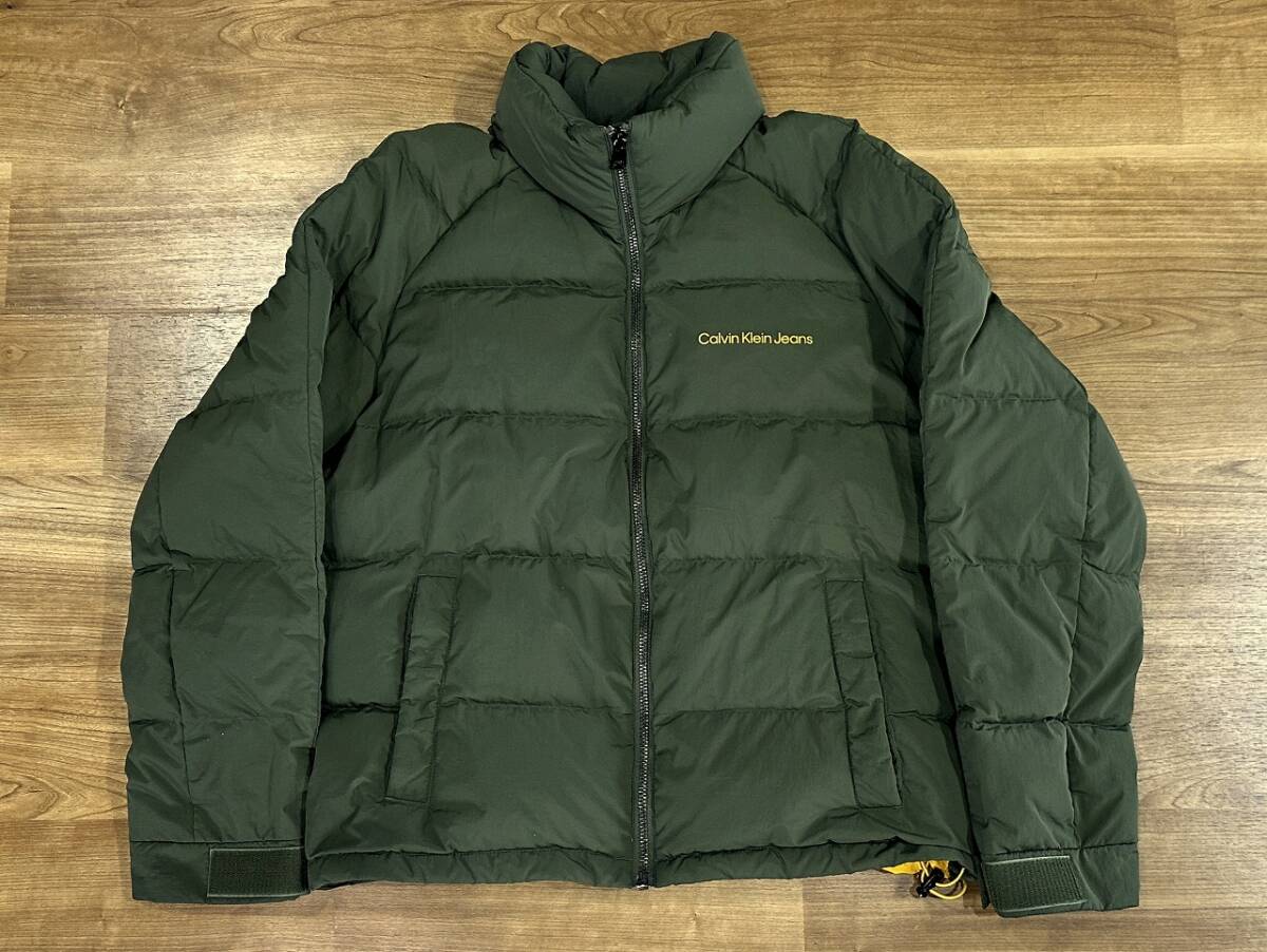 美品 カルバンクラインジーンズ ダウンジャケット XL メンズ グリーン ナイロン ロゴプリント J322258_画像1