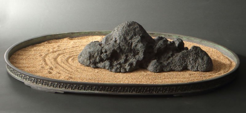 委託HK◇時代 貴船石盆石（青銅水盤付）（茶道具 自然石 天然石 貴船石 鑑賞 瀧石 水石 茶室 茶会 和室 床飾り 置物 オブジェ 縮景）_画像2