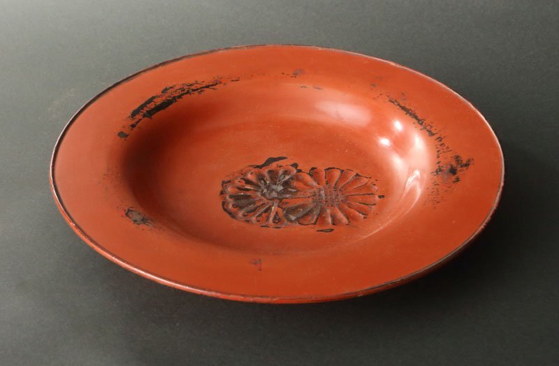 委託HK◇時代 根来菊彫丸盆(根来塗 朱丸盆 陰刻 漆絵 漆器 茶道具 懐石具 干菓子器 菓子盆)_画像3