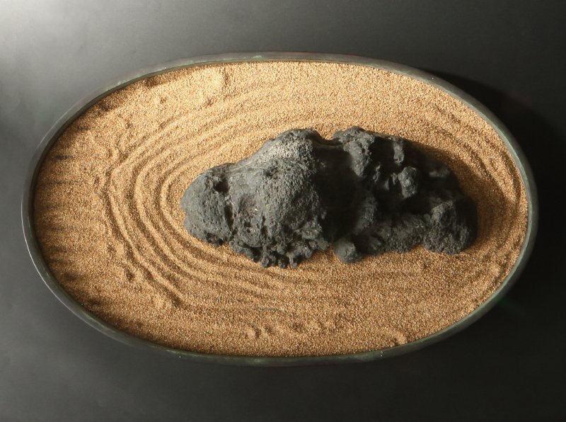 委託HK◇時代 貴船石盆石（青銅水盤付）（茶道具 自然石 天然石 貴船石 鑑賞 瀧石 水石 茶室 茶会 和室 床飾り 置物 オブジェ 縮景）_画像3