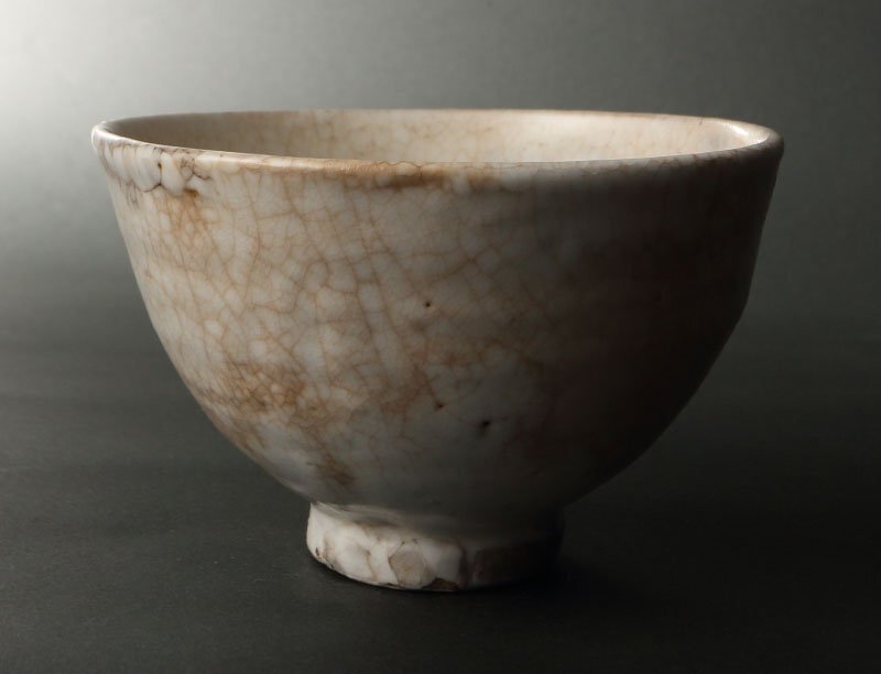委託HK◇時代 雨漏粉引茶碗 ※仕覆添え（茶道具 陶磁器 陶芸 高麗茶碗 雨漏手 堅手 白 中国 朝鮮 李朝 古物 骨董 古美術 鑑賞 茶事 ）_画像4