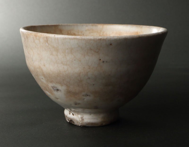 委託HK◇時代 雨漏粉引茶碗 ※仕覆添え（茶道具 陶磁器 陶芸 高麗茶碗 雨漏手 堅手 白 中国 朝鮮 李朝 古物 骨董 古美術 鑑賞 茶事 ）_画像2