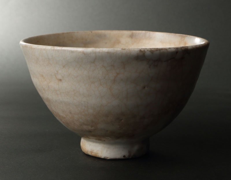 委託HK◇時代 雨漏粉引茶碗 ※仕覆添え（茶道具 陶磁器 陶芸 高麗茶碗 雨漏手 堅手 白 中国 朝鮮 李朝 古物 骨董 古美術 鑑賞 茶事 ）_画像3