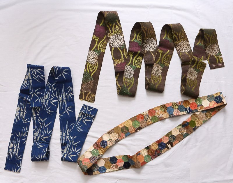 委託HK◇時代 古裂 ヤマ(布 ハギレ 織物 染織 名物裂 緞子 紹巴 更紗 帯 草花 竹 亀甲 文様 時代物 古物 骨董 鑑賞 資料 )_画像2